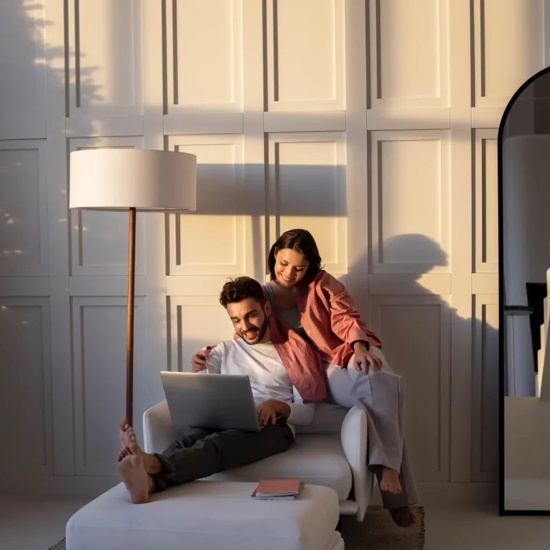 Jeune couple regardant un écran
